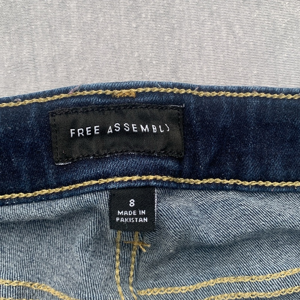 FREE ASSEMBLY Blue Straight Leg Jeans with Classic Style - Picture 2 of 15